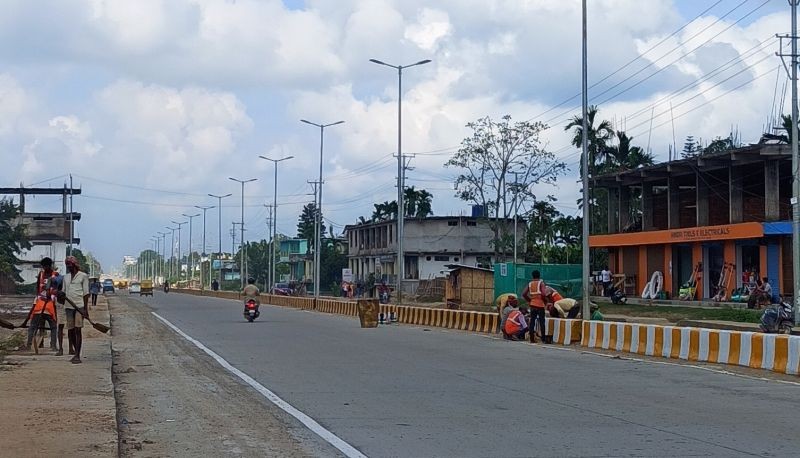 Labourers painting lane dividers along the Dimapur-Chümoukedima stretch of the 4-lane National Highway 29. (Morung File Photo)